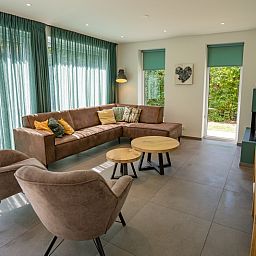 Stilvolle Sitzecke im Ferienhaus de Parel 174 in De Dennen, Texel, mit Blick auf den Garten.