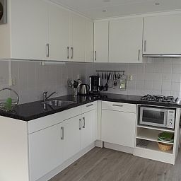 Moderne Kueche im Ferienhaus Gortersmient 234, De Dennen, Texel, Waddeninseln.