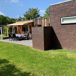 Terrasse des Ferienhauses Hesselte in De Dennen, Texel mit bequemen Sitzgelegenheiten.