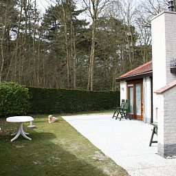 Ruim terras bij Vakantiehuis Gortersmient 354 in De Dennen, Texel met comfortabele zitgelegenheid.