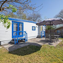 Gemuetliche Terrasse am Vakantiepark de Bremakker Weideveld 61, Texel, Ferienhaus in De Dennen mit Gartenmoebeln.