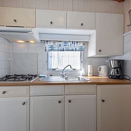 Moderne Kueche im Vakantiepark de Bremakker Weideveld 61, Texel, Ferienhaus in De Dennen mit allen Annehmlichkeiten.