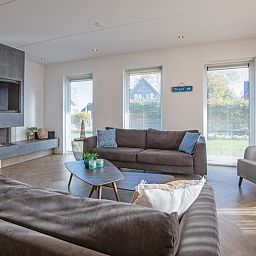 Gezellige zithoek met haard in Villa Menno, Bungalowpark 't Hoogelandt, De Dennen, Texel.