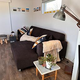 Vakantiepark de Bremakker - Bosveld 141, gemuetliches Wohnzimmer im Ferienhaus De Dennen, Texel mit stilvoller Einrichtung.