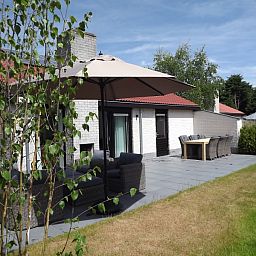 Ruim terras met eethoek bij Vakantiehuis Gortersmient 322, ideaal voor buiten dineren in De Dennen, Texel.