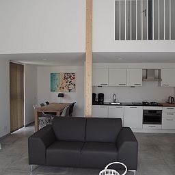 Moderne keuken en woonkamer in Vakantiehuis Gortersmient 322, De Dennen, Texel, met stijlvolle inrichting.