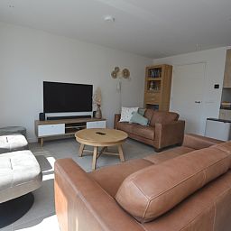 Gemuetliche Sitzecke im Ferienhaus Tempelierweg - Kogermient 18, De Dennen, Texel mit Flachbildfernseher.