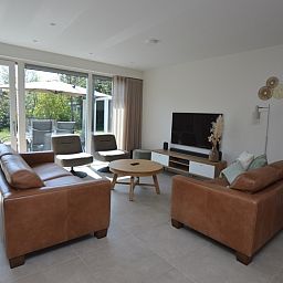 Helles Wohnzimmer von Tempelierweg - Kogermient 18, Ferienhaus De Dennen, Texel mit Blick auf den Garten.