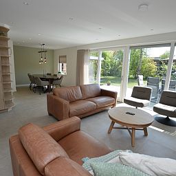Offener Wohnbereich im Tempelierweg - Kogermient 18, Ferienhaus De Dennen, Texel mit Esszimmer und Gartenblick.