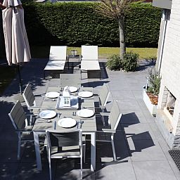 Buitenterras van Vakantiehuis Gortersmient 358, De Dennen, Texel met eettafel.