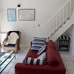 Gezellige woonkamer in Vakantiehuis Gortersmient 358, De Dennen, Texel met comfortabele bank.