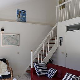 Open woonkamer met trap in Vakantiehuis Gortersmient 358, De Dennen, Texel.