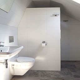 Modernes Badezimmer im Ferienhaus Gortersmient 326, De Dennen, Texel, mit glatten weissen Fliesen und Dusche.