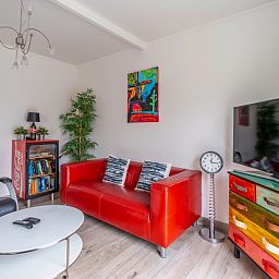 Stijlvolle binnenruimte in Bungalowpark 't Luwe Land, Texelfan, De Dennen, Texel. Gezellige woonkamer met kleurrijke accenten in het vakantiehuis.