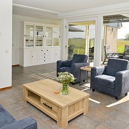 Helles Wohnzimmer im Ferienhaus De Mispel, De Dennen, Texel mit komfortabler Einrichtung.