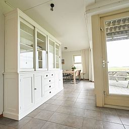 Esszimmer in De Mispel, Ferienhaus in De Dennen, Texel mit Blick auf die Natur.