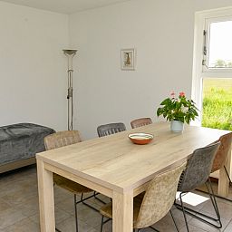 Gemuetliches, modern eingerichtetes Esszimmer im Ferienhaus De Mispel, De Dennen, Texel.