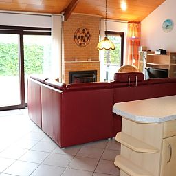 Geraeumige Sitzecke mit Kamin im Ferienhaus Gortersmient 300, De Dennen, Texel. Perfektes Ferienhaus fuer Entspannung auf den Watteninseln.