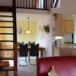 Offene Treppe zum Obergeschoss im Ferienhaus Gortersmient 300, De Dennen, Texel. Ferienhaus mit moderner Kueche und Essecke.