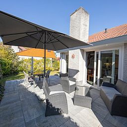 Geraeumige Terrasse mit Sonnenschirm im Ferienhaus Gortersmient 236 im Bungalowpark Gortersmient, De Dennen Texel.