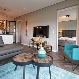 Gemuetliche Sitzecke im Apartment Bos en Duin 01, De Dennen, Texel mit komfortablen Moebeln.