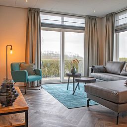 Helles Wohnzimmer im Apartment Bos en Duin 01, De Dennen, Texel mit grossen Fenstern.