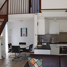 Offene Kueche und Essbereich im Ferienhaus Gortersmient 260, De Dennen, Texel, fuer einen komfortablen Aufenthalt.