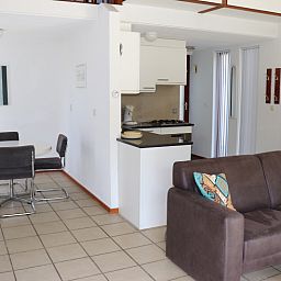 Geraeumiger Innenraum mit Kueche und Sitzecke im Ferienhaus Gortersmient 260, De Dennen, Texel.