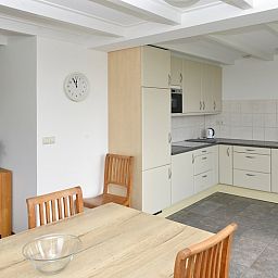 Moderne keuken in vakantiehuis Turel, De Dennen, Texel met eetruimte.