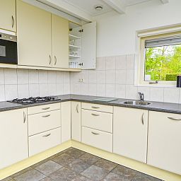 Volledig uitgeruste keuken in vakantiehuis Turel, De Dennen, Texel met natuurzicht.