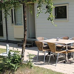 Geniet van de rust op het terras van Vakantiepark de Bremakker - Heitje 166, een vakantiehuis in De Dennen, Texel, omringd door natuur.