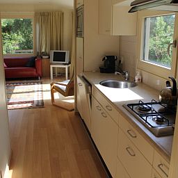 Gezellige woonkamer in Vakantiepark de Bremakker - Heitje 166, De Dennen, Texel. Comfortabele zitruimte met uitzicht op groene natuur.