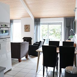 Dining and sitting area in Holiday home Gortersmient 290, De Dennen, Texel.