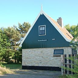Aussenansicht von 't Seumerhuussie in De Dennen, Texel; charmantes Ferienhaus auf den Watteninseln.