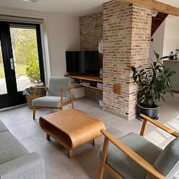 Innenraumzimmer 't Seumerhuussie in De Dennen, Texel mit moderner Einrichtung und Gartenblick.