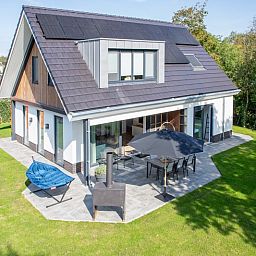 Villa Effe Wad op Bungalowpark 't Hoogelandt, Texel, met ruime tuin en moderne architectuur.