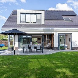 Vakantiehuis Villa Effe Wad in De Dennen, Texel, met grote veranda en uitnodigende buitenruimte.