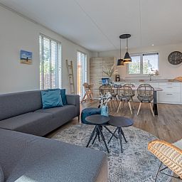 Stijlvolle woonkamer van Villa Effe Wad, Bungalowpark 't Hoogelandt, Texel, met comfortabele zithoek.