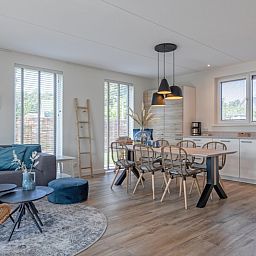 Open keuken en eetruimte in Villa Effe Wad, Texel, met modern interieur en veel natuurlijk licht.