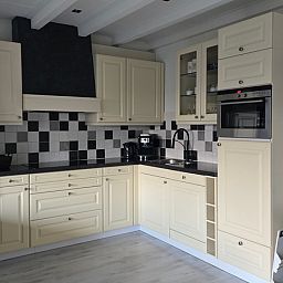 Moderne Kueche im Helianthus-Ferienhaus De Dennen Texel, komplett ausgestattet fuer einen komfortablen Aufenthalt.