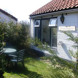 Gemuetliche Terrasse im Ferienhaus Duinpieper in De Dennen, Texel, umgeben von Natur.