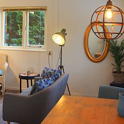 Stilvolles Interieur des Ferienhauses Duinpieper in De Dennen, Texel mit Essecke.