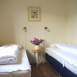 Komfortables Schlafzimmer im Ferienhaus Duinpieper, De Dennen, Texel mit zwei Betten.