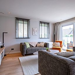Helles Wohnzimmer mit Aussicht im Bungalowpark 't Hoogelandt - De Scholekster, De Dennen, Texel.