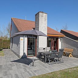 Vakantiehuis Gortersmient 328 in De Dennen, Texel met ruime buitenruimte en tuinmeubilair.