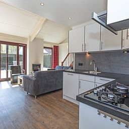 Gezellige woonkamer in Vakantiehuis Gortersmient 328, De Dennen, Texel met open keuken en veel licht.