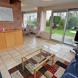 Ruime binnenruimte van Bungalow Verste Coogh 140 in De Dennen, Texel met uitzicht op de tuin.