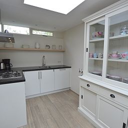 Stijlvolle keuken met servieskast in vakantiehuis Tempelierweg - Kogermient 11, De Dennen, Texel.