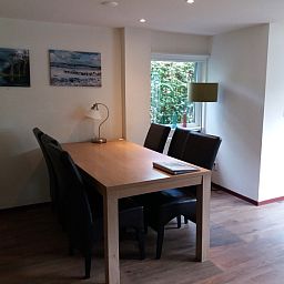 Essecke in Bollenveld - the Iris holiday home, De Dennen, Texel mit grossem Tisch und Lederstuehlen fuer gemuetliche Abendessen.