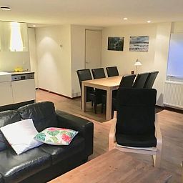 Offene Kueche und Esszimmer in Bollenveld - das Ferienhaus Iris, De Dennen, Texel, ideal fuer Familienfeiern.